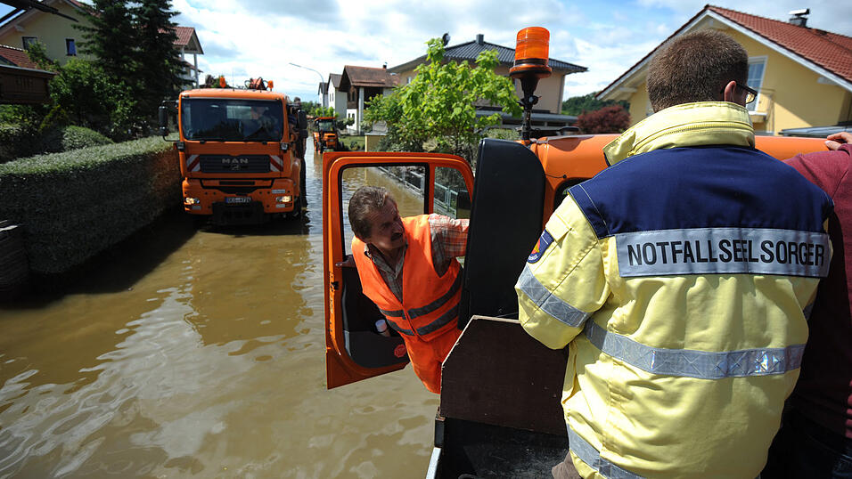 180 Notfallseelsorger waren nach dem verheerenden Hochwasser im Landkreis Deggendorf für die Opfer und für andere Helfer im Einsatz. Da der Bedarf an seelischer Unterstützung nach den drei Wochen des Katastrophenfalls nicht vorbei war, betreute die psychosoziale Notfallversorgung hunderte Menschen für insgesamt mehr als vier Jahre.
