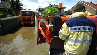 180 Notfallseelsorger waren nach dem verheerenden Hochwasser im Landkreis Deggendorf für die Opfer und für andere Helfer im Einsatz. Da der Bedarf an seelischer Unterstützung nach den drei Wochen des Katastrophenfalls nicht vorbei war, betreute die psychosoziale Notfallversorgung hunderte Menschen für insgesamt mehr als vier Jahre.