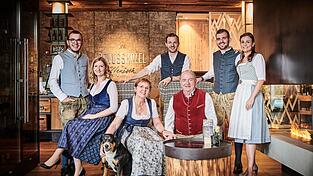 Die Gastronomenfamilie Wenisch: Anton (sitzend, rechts) mit Ehefrau Waltraud und den Söhnen Toni (stehend, 2.v.r.) mit Ehefrau Julia und Stefan (stehend, links) mit Ehefrau Sonja sowie Christoph (Mitte).