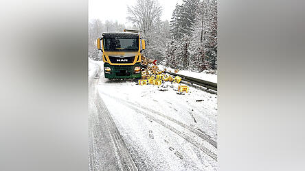 Ein Bierlaster kam auf der Kreisstraße zwischen Brennberg und Frauenzell ins Rutschen. Mehrere Kästen fielen von der Ladefläche