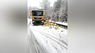 Ein Bierlaster kam auf der Kreisstraße zwischen Brennberg und Frauenzell ins Rutschen. Mehrere Kästen fielen von der Ladefläche