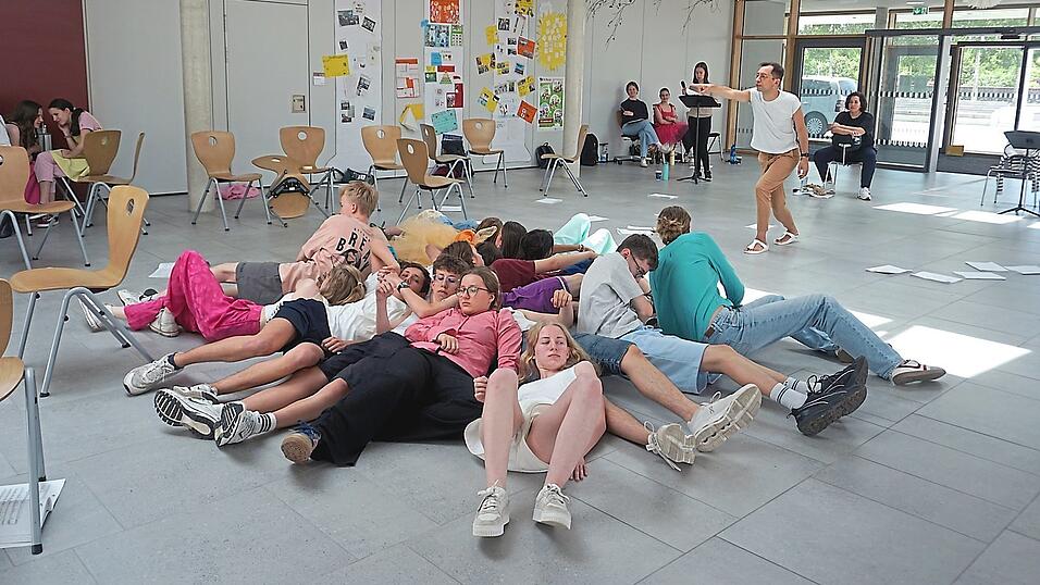 Jugendliche Chormitglieder probten mit Chefdramaturg Ronny Scholz. Jugendliche Chormitglieder probten mit Chefdramaturg Ronny Scholz.
