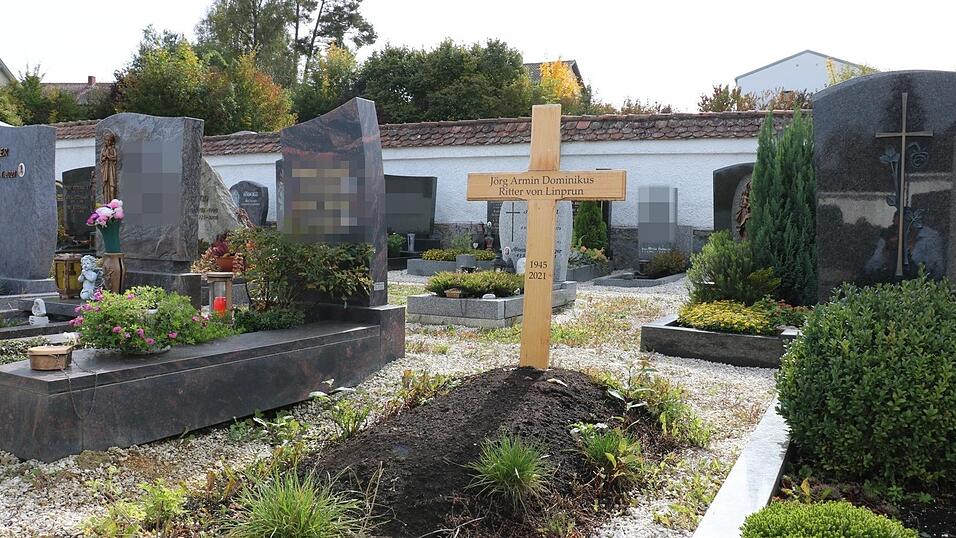 Ein Holzkreuz, Unkraut und Fu&szlig;abdr&uuml;cke in der Erde: Das Grab von J&ouml;rg Armin Dominikus Ritter von Linprun am Viechtacher Friedhof ist nicht gerade ansehnlich. Die Stadt ist vertraglich f&uuml;r die Pflege verantwortlich. Laut Gesch&auml;ftsleiter Markus Jungwirth soll es noch vor Allerheiligen hergerichtet werden.