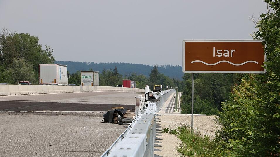 Bis Ende Juni sollen die Arbeiten auf der Isarbrücke abgeschlossen sein. Bis Ende Juni sollen die Arbeiten auf der Isarbrücke abgeschlossen sein.