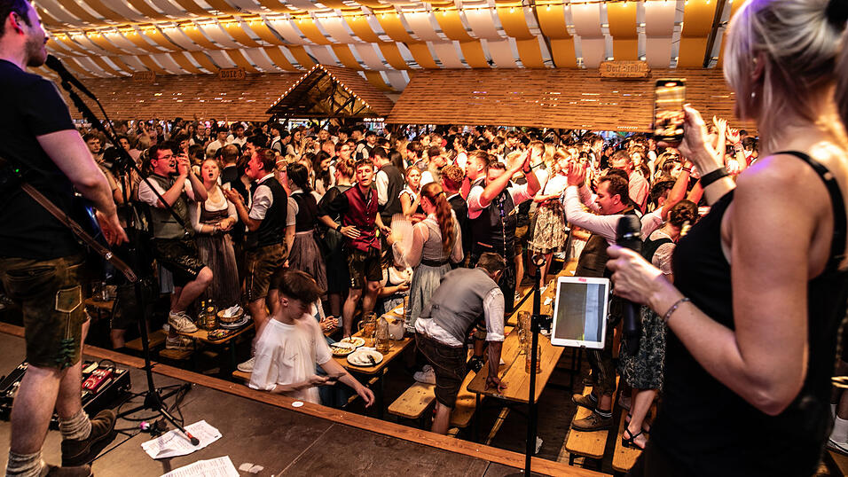 Die Partybilder vom Mittwoch, 13. August, aus dem Festzelt Nothaft. Die Partybilder vom Mittwoch, 13. August, aus dem Festzelt Nothaft.
