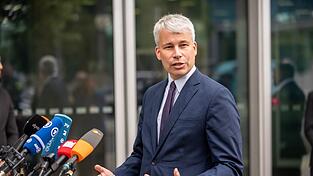 Steffen Bilger steht mit den Tausenden Baustellen im Gleisnetz und h&auml;ufigen Versp&auml;tungen im Fernverkehr ein Kraftakt bevor.