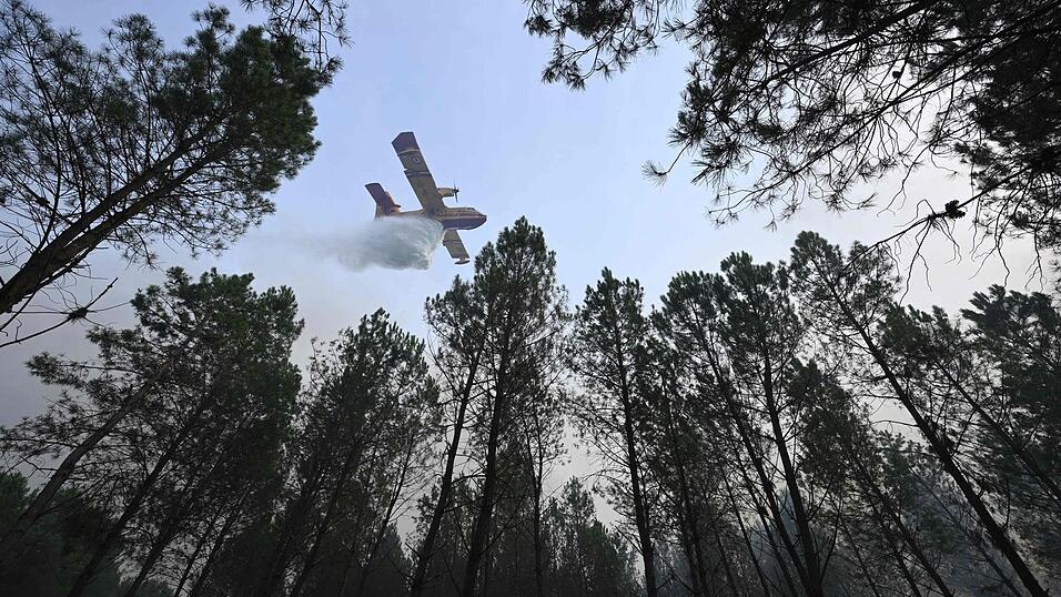 Der Brand bei Luglon hat inzwischen rund 1.600 Hektar Wald und Buschland erfasst. Etwa 650 Menschen wurden vorsorglich evakuiert. Der Brand bei Luglon hat inzwischen rund 1.600 Hektar Wald und Buschland erfasst. Etwa 650 Menschen wurden vorsorglich evakuiert.