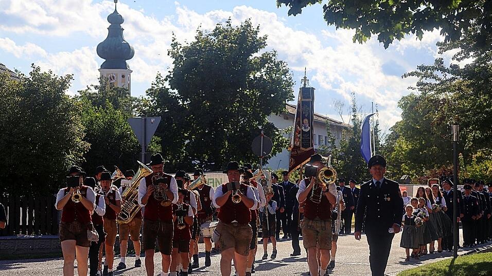 Angeführt von der Festkapelle Großköllnbach zog der Festzug durch die Dorfstraßen. Angeführt von der Festkapelle Großköllnbach zog der Festzug durch die Dorfstraßen.