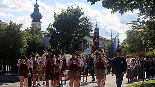 Angeführt von der Festkapelle Großköllnbach zog der Festzug durch die Dorfstraßen. Angeführt von der Festkapelle Großköllnbach zog der Festzug durch die Dorfstraßen.