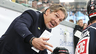 Nach der 3:7-Klatsche im Derby bei den Eisbären Regensburg hat EVL-Cheftrainer Uwe Krupp sicher Gesprächsbedarf. Nach der 3:7-Klatsche im Derby bei den Eisbären Regensburg hat EVL-Cheftrainer Uwe Krupp sicher Gesprächsbedarf.