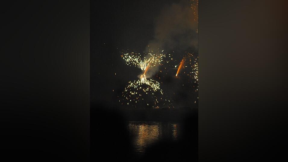 Mit einem bunten Feuerwerk wird die Lampionfahrt 2022 gefeiert.