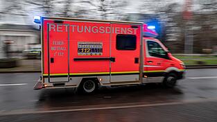 Eine 71 Jahre alte Fußgängerin stirbt nach einem Unfall im Krankenhaus. (Symbolbild) Eine 71 Jahre alte Fußgängerin stirbt nach einem Unfall im Krankenhaus. (Symbolbild)