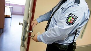 Zahlreiche Menschen sitzen ersatzweise ein, weil sie Geldstrafen wegen Schwarzfahrens nicht bezahlen konnten. (Symbolbild)