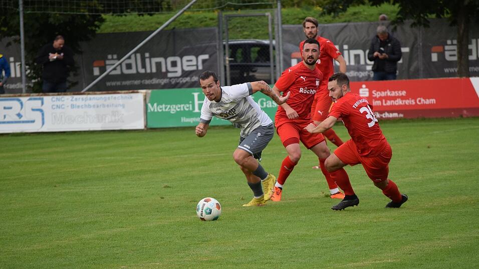Nur hinterherlaufen konnten die Rodinger (rote Trikots) den in allen Belangen überlegenen Gästen aus Weiden. Nur hinterherlaufen konnten die Rodinger (rote Trikots) den in allen Belangen überlegenen Gästen aus Weiden.