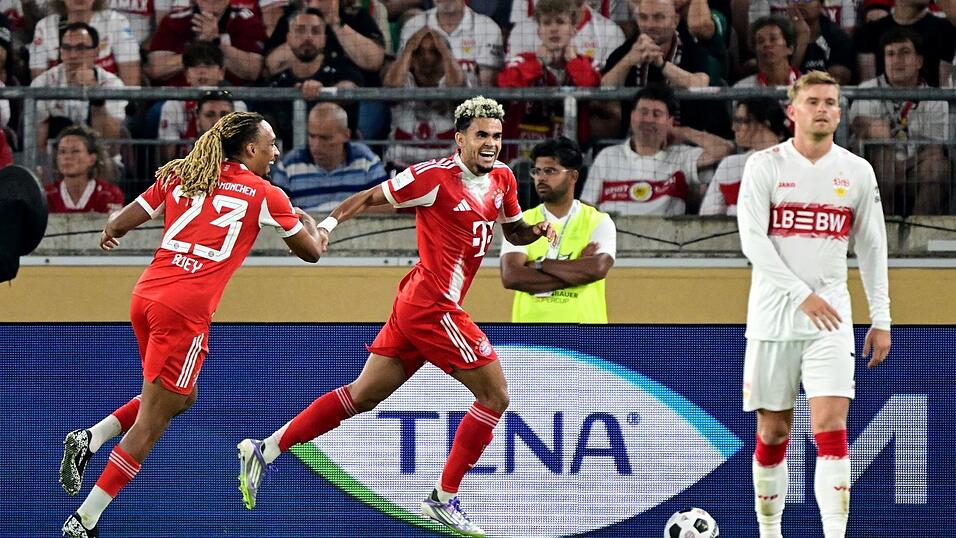 Erstes Pflichtspiel, erstes Tor: Bayern-Neuzugang Luis Díaz (M.) traf am Samstag in Stuttgart.