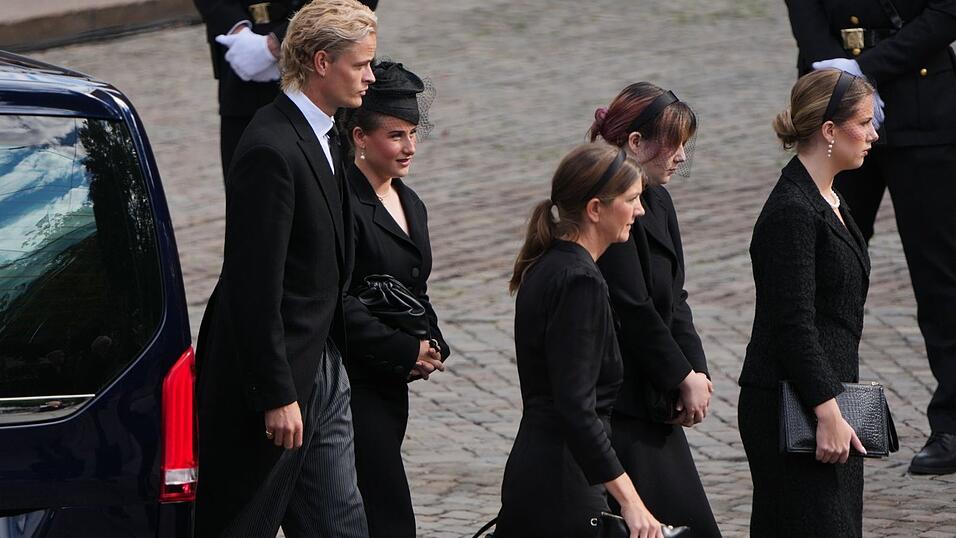 Zum Begräbnis seines Zieh-Großvaters König Harald V. durfte Høiby am Mittwoch kommen. Zum Begräbnis seines Zieh-Großvaters König Harald V. durfte Høiby am Mittwoch kommen.