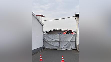 Hinter Sichtschutz verborgen k&uuml;mmern sich die Kriminalpolizei und ein Gutachter um die Aufkl&auml;rung, wie es zu dem t&ouml;dlichen Betriebsunfall kommen konnte.