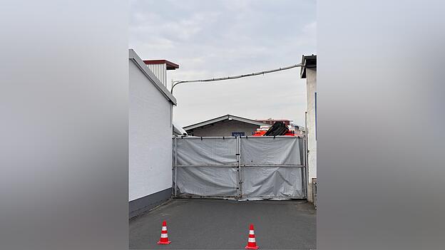 Hinter Sichtschutz verborgen k&uuml;mmern sich die Kriminalpolizei und ein Gutachter um die Aufkl&auml;rung, wie es zu dem t&ouml;dlichen Betriebsunfall kommen konnte.