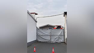 Hinter Sichtschutz verborgen kümmern sich die Kriminalpolizei und ein Gutachter um die Aufklärung, wie es zu dem tödlichen Betriebsunfall kommen konnte. Hinter Sichtschutz verborgen kümmern sich die Kriminalpolizei und ein Gutachter um die Aufklärung, wie es zu dem tödlichen Betriebsunfall kommen konnte.