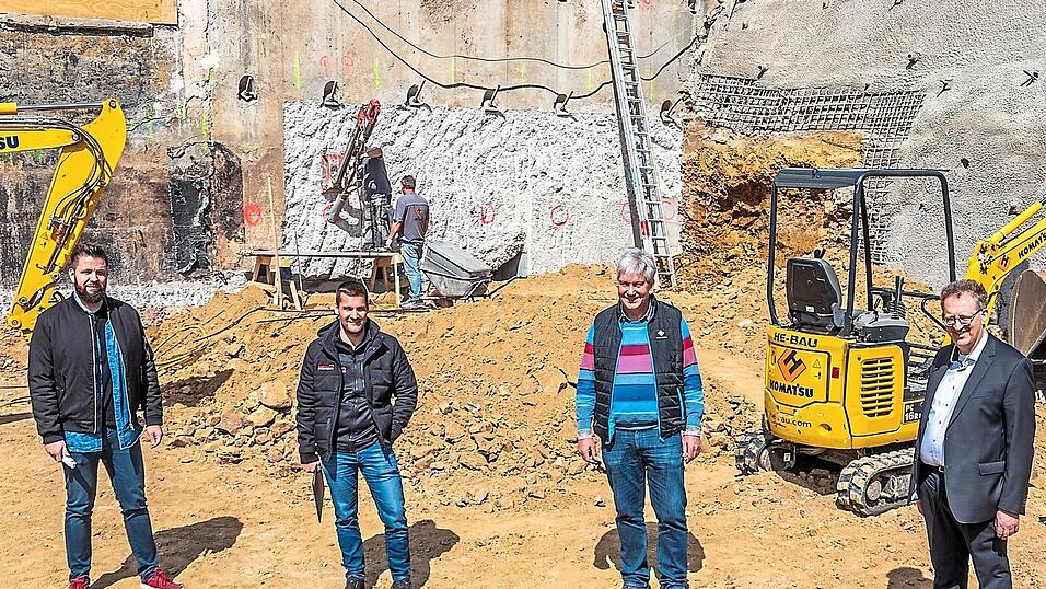 B&uuml;rgermeister Christian Mayer (r.) mit Diplom-Ingenieur Raphael Wenzl aus dem Architekturb&uuml;ro Weinmann und Hans Edmeier (2. v. r.) von der Firma HE Bau bei der Besichtigung der Baustelle.