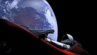 Dieses Bild aus einem Livestream von SpaceX zeigt den Tesla im All. Dieses Bild aus einem Livestream von SpaceX zeigt den Tesla im All.