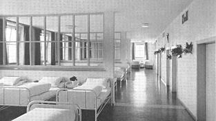 Keine Privatsphäre hatten Patienten auch in den Schlafsälen im Jahre 1966.