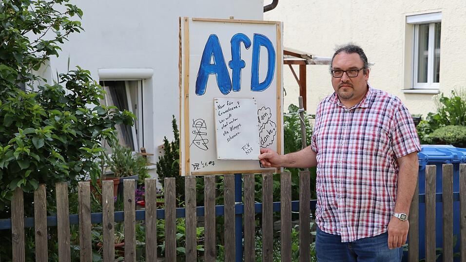 Den beanstandeten Mittelfinger hat Daniel Lang mit einer Klappe abgedeckt, sobald er von der Anzeige gegen ihn erfahren hat. Aber so gefällt ihm das Plakat auch nicht mehr, sagt er - ein neues soll her. Es wäre dann das achte, nachdem die ersten sechs von Passanten beschädigt wurden. Den beanstandeten Mittelfinger hat Daniel Lang mit einer Klappe abgedeckt, sobald er von der Anzeige gegen ihn erfahren hat. Aber so gefällt ihm das Plakat auch nicht mehr, sagt er - ein neues soll her. Es wäre dann das achte, nachdem die ersten sechs von Passanten beschädigt wurden.