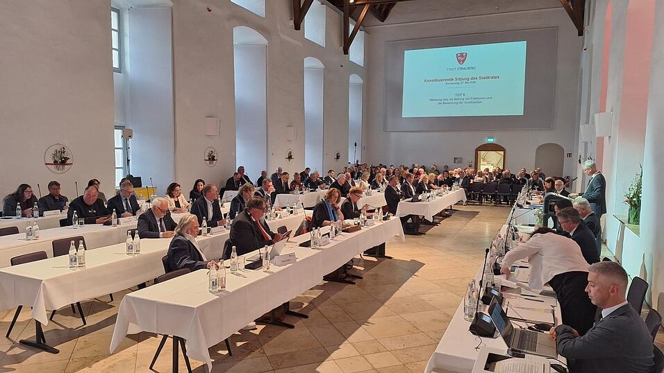 Am Donnerstag Abend fand eine festliche Sitzung des neuen Stadtrats im Rittersaal statt.