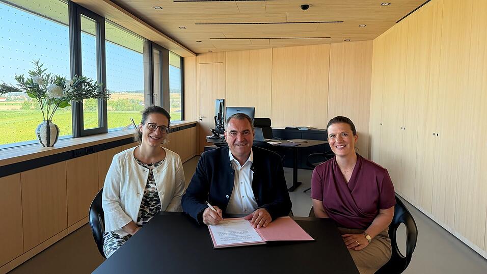 Landrat Alfred Holzner mit Barbara Zinkl-Funk und Kathrin Barth bei der Vertragsunterzeichnung Landrat Alfred Holzner mit Barbara Zinkl-Funk und Kathrin Barth bei der Vertragsunterzeichnung
