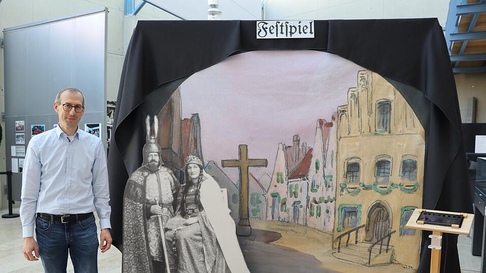 Ein Aufsteller der Darsteller Peter Seidl und Dora Haug sowie eine Vergrößerung der Bühnenbild-Entwürfe begrüßen die Besucher der Ausstellung 'Landau feiert' im Kastenhof. Über das Festspiel von 1924 hat Stadtarchivar Manfred Niedl zahlreiche historische Quellen zusammengetragen. Ein Aufsteller der Darsteller Peter Seidl und Dora Haug sowie eine Vergrößerung der Bühnenbild-Entwürfe begrüßen die Besucher der Ausstellung 'Landau feiert' im Kastenhof. Über das Festspiel von 1924 hat Stadtarchivar Manfred Niedl zahlreiche historische Quellen zusammengetragen.