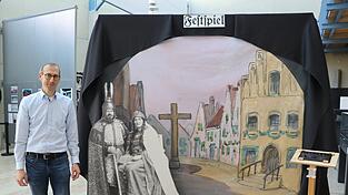 Ein Aufsteller der Darsteller Peter Seidl und Dora Haug sowie eine Vergrößerung der Bühnenbild-Entwürfe begrüßen die Besucher der Ausstellung 'Landau feiert' im Kastenhof. Über das Festspiel von 1924 hat Stadtarchivar Manfred Niedl zahlreiche historische Quellen zusammengetragen. Ein Aufsteller der Darsteller Peter Seidl und Dora Haug sowie eine Vergrößerung der Bühnenbild-Entwürfe begrüßen die Besucher der Ausstellung 'Landau feiert' im Kastenhof. Über das Festspiel von 1924 hat Stadtarchivar Manfred Niedl zahlreiche historische Quellen zusammengetragen.