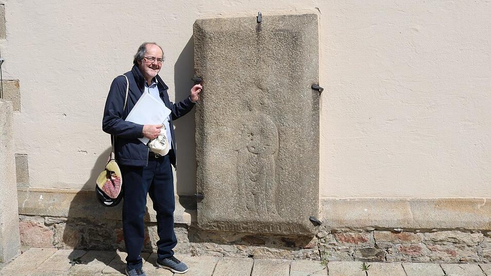 Wenn von Westen die Sonne auf den Epitaph scheint, dann ist die eingemei&szlig;elte Figur noch ein wenig sichtbar.