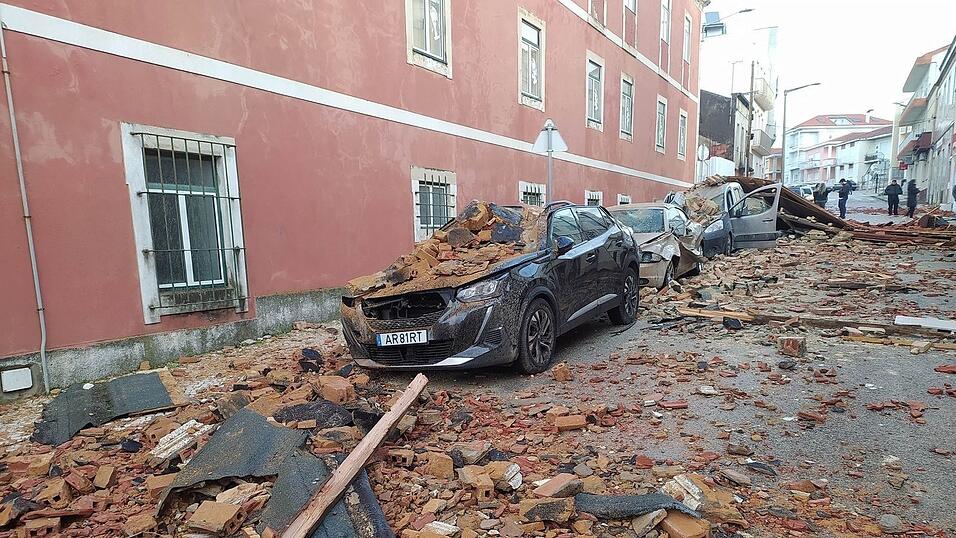 W&auml;hrend in Portugal die Aufr&auml;umarbeiten nach den Verw&uuml;stungen durch den Sturm &laquo;Kristin&raquo; noch in vollem Gange sind, bringen neue Sturmtiefs Wind und viel Regen.