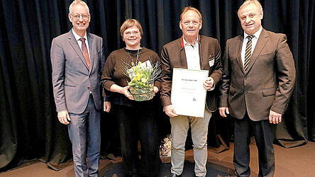 Das Bild zeigt die Ehrung zweier Pers&ouml;nlichkeiten der Verbandsarbeit und der Arbeit im ZAW-SR (von links): Oberb&uuml;rgermeister Markus Pannermayr, Gudrun Sp&auml;th, Erwin Kammermeier und Gangolf Wasmeier.