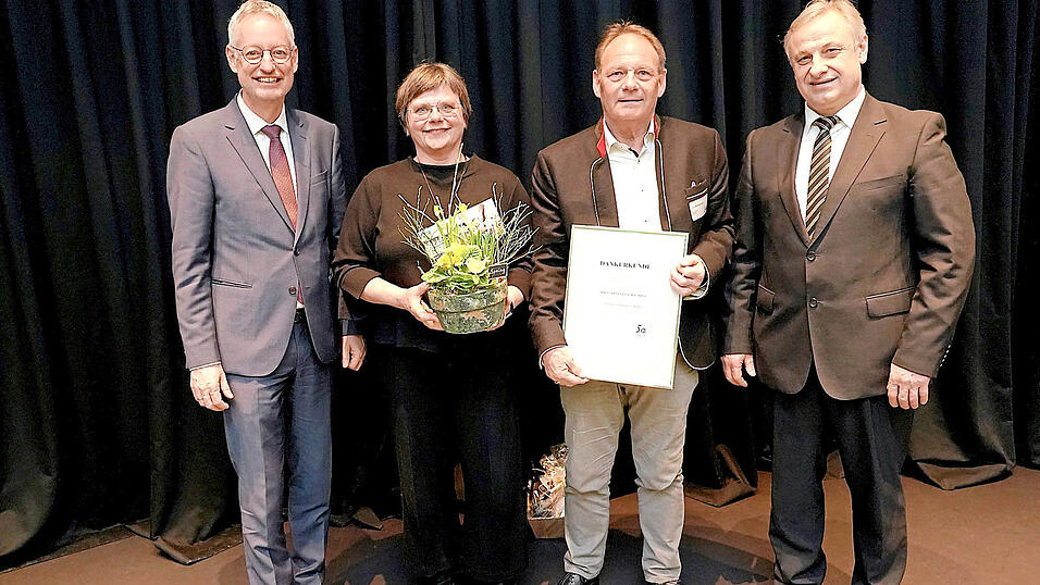 Das Bild zeigt die Ehrung zweier Pers&ouml;nlichkeiten der Verbandsarbeit und der Arbeit im ZAW-SR (von links): Oberb&uuml;rgermeister Markus Pannermayr, Gudrun Sp&auml;th, Erwin Kammermeier und Gangolf Wasmeier.