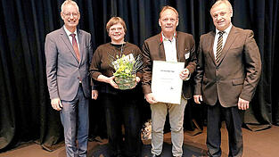 Das Bild zeigt die Ehrung zweier Pers&ouml;nlichkeiten der Verbandsarbeit und der Arbeit im ZAW-SR (von links): Oberb&uuml;rgermeister Markus Pannermayr, Gudrun Sp&auml;th, Erwin Kammermeier und Gangolf Wasmeier.