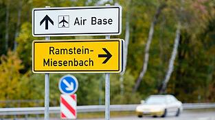 2010 informierten die amerikanischen Streitkräfte, dass auf dem Gelände der Air Base Ramstein eine Satelliten-Relais-Station zur Steuerung auch waffenfähiger Drohnen im Ausland gebaut werde. (Archivbild)