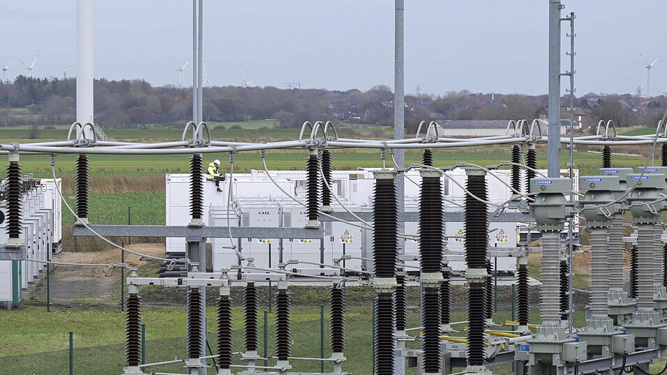 Batteriespeicherstationen so wie hier in Reu&szlig;enk&ouml;ge im Kreis Nordfriesland in Schleswig-Holstein sind wichtig, damit die Energiewende gelingt. Auch in Au in der Hallertau gibt es bereits mehrere geplante Projekte dieser Art.