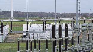 Batteriespeicherstationen so wie hier in Reu&szlig;enk&ouml;ge im Kreis Nordfriesland in Schleswig-Holstein sind wichtig, damit die Energiewende gelingt. Auch in Au in der Hallertau gibt es bereits mehrere geplante Projekte dieser Art.