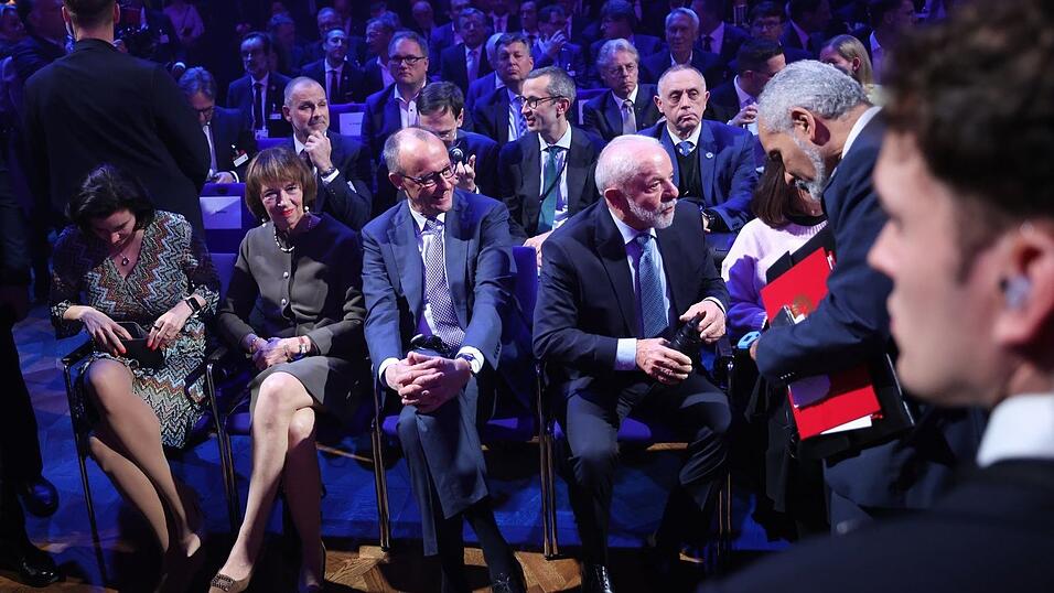 Merz (l) und Lula in der ersten Reihe bei der Er&ouml;ffnung der Hannover Messe: Brasilien ist erneut Partnerland &ndash; wie schon 1980, als es das erste &uuml;berhaupt war.