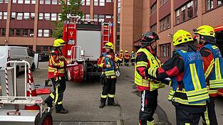 Die Feuerwehr war mit etwa 100 Kr&auml;ften vor Ort.&nbsp;