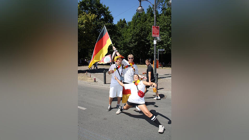 Christian Fertl war am Sonntag auf der Fanmeile in Berlin und erlebte dort das Achtelfinale gegen England auf Gro&szlig;leinwand.