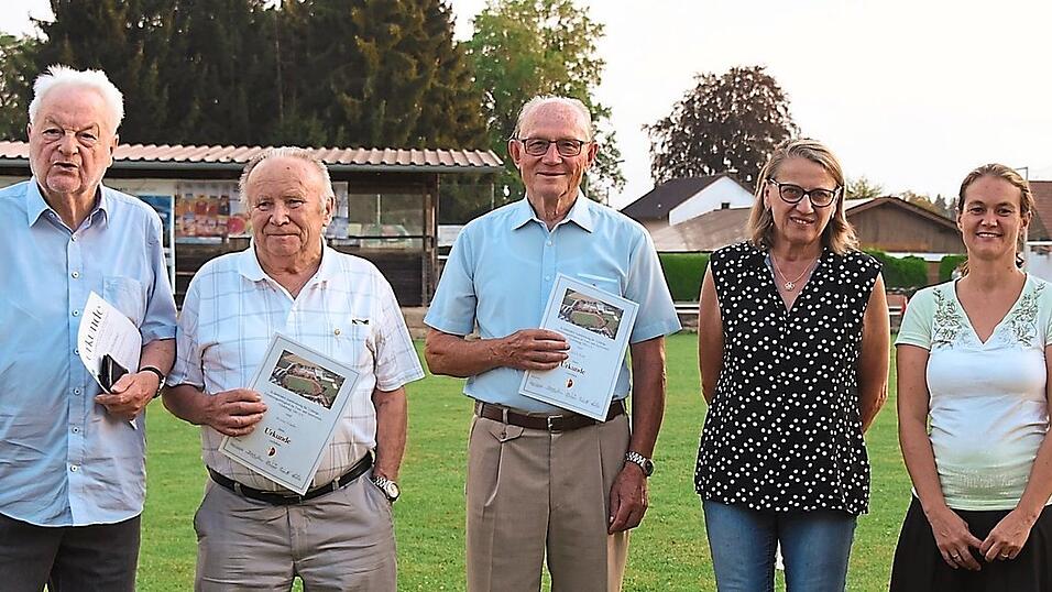 Ein Teil der im Rahmen der TSV-Hauptversammlung für langjährige Vereinstreue geehrten Mitglieder. Ein Teil der im Rahmen der TSV-Hauptversammlung für langjährige Vereinstreue geehrten Mitglieder.