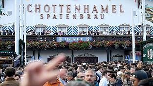 Soll das traditionsreiche Schottenhamel-Festzelt, seit 150 Jahren in Familienhand, europaweit ausgeschrieben werden? (Archivbild)