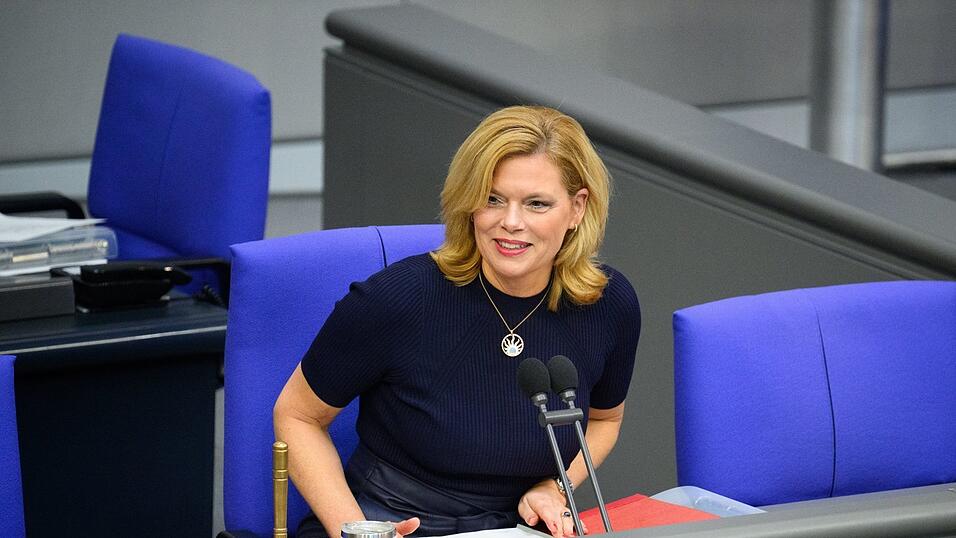 Am 17. Mai l&auml;sst Bundestagspr&auml;sidentin Julia Kl&ouml;ckner (CDU) auch in diesem Jahr die Regenbogenflagge &uuml;ber dem Reichstagsgeb&auml;ude hissen. (Archivfoto)