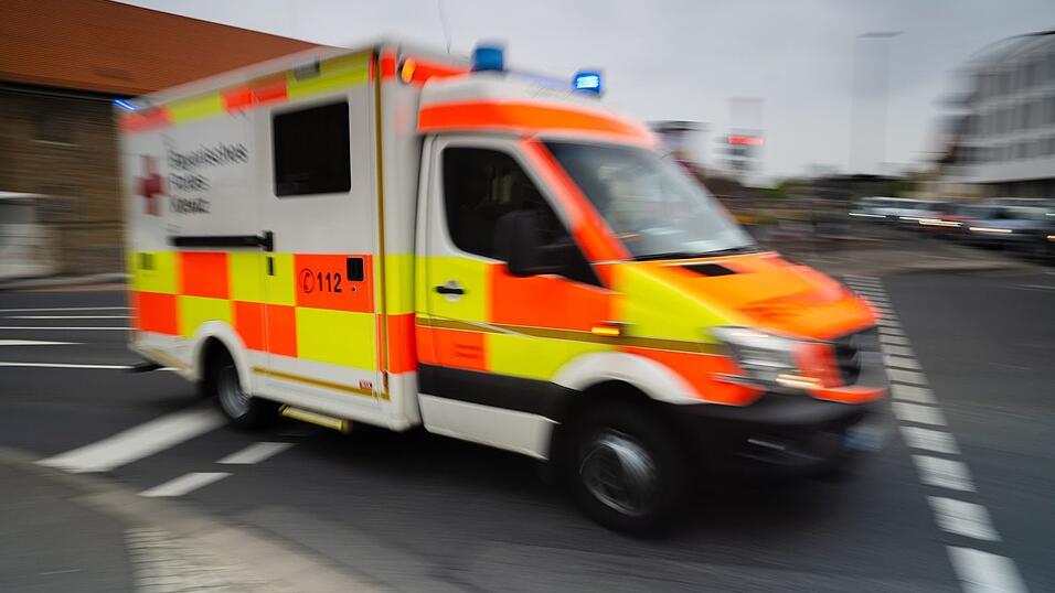Die fünf verletzten Businsassen wurden zur weiteren Behandlung in ein Krankenhaus gebracht. (Symbolbild) Die fünf verletzten Businsassen wurden zur weiteren Behandlung in ein Krankenhaus gebracht. (Symbolbild)
