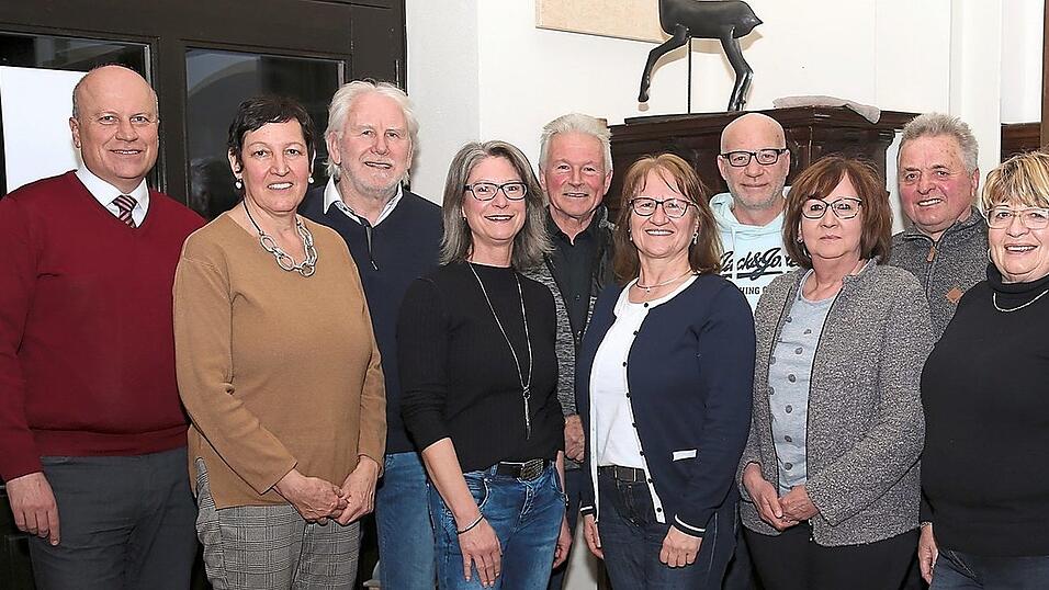 Die gewählte Führungsriege des Liederkranzes Schierling mit Bürgermeister Christian Kiendl (links). Die gewählte Führungsriege des Liederkranzes Schierling mit Bürgermeister Christian Kiendl (links).