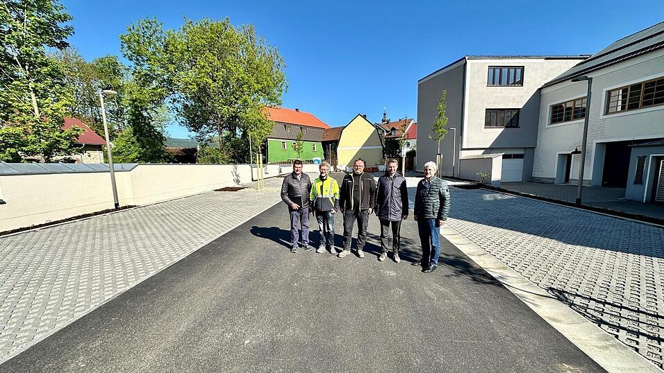 Bei der Freigabe des sanierten Parkplatzes: Bürgermeister Sandro Bauer, Thomas Kolbeck, Stefan Göde, Thomas Kaufmann und Peter Kolbeck (von rechts). Bei der Freigabe des sanierten Parkplatzes: Bürgermeister Sandro Bauer, Thomas Kolbeck, Stefan Göde, Thomas Kaufmann und Peter Kolbeck (von rechts).