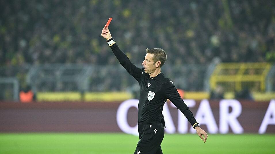 Schiedsrichter Massa zückt nach Studium der Videobilder Rot gegen Villarreals Foyth
