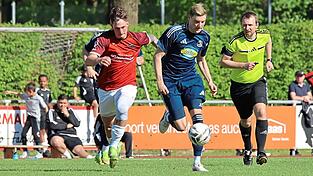 Mit herausragender Effizienz: Lucas Biberger (am Ball) nutzte seine Chancen eiskalt, traf gegen Eggenfelden gleich dreimal und war ma&szlig;geblich am 4:0-Sieg der SpVgg Landshut beteiligt.